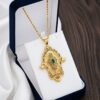 Collier Khamsa Doré – Médaillon Oriental avec Pierre Émeraude
