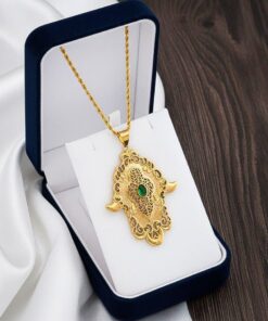 Collier Khamsa Doré – Médaillon Oriental avec Pierre Émeraude